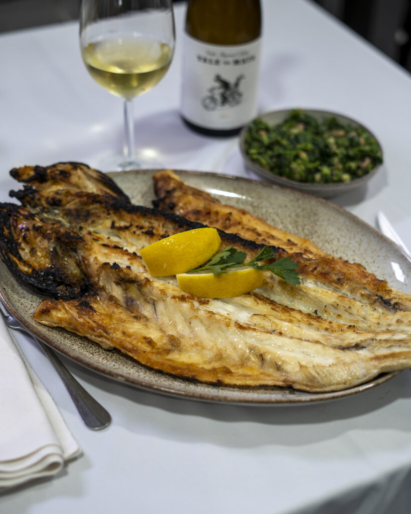 Um delicioso Robalo escalado acompanhado com migas e batata a murro.